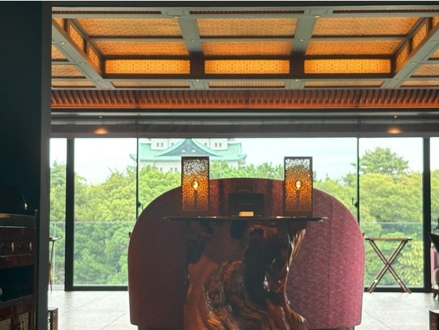 名古屋城天守閣が目の前に見える「ザ バー キャッスル」。昼はアフタヌーンティー、夜はカクテルを楽しめる