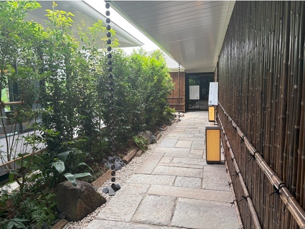 「鮨旬美 西川」と「尾張 粋 稲葉」は一旦、屋上庭園に出てアクセス。石畳のアプローチは風情がある