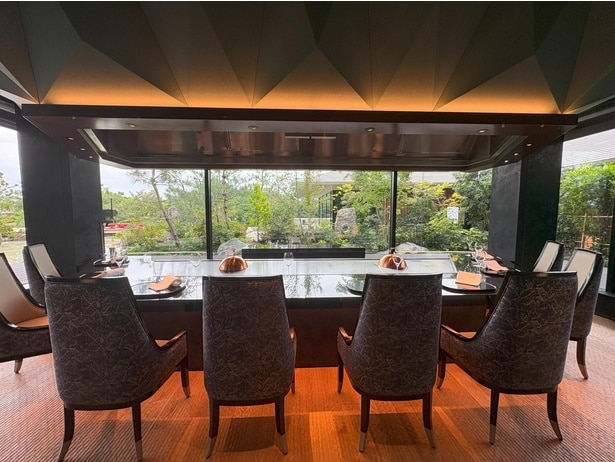 「昇龍 by うかい亭」の店内。庭を囲むようにカウンターを配置