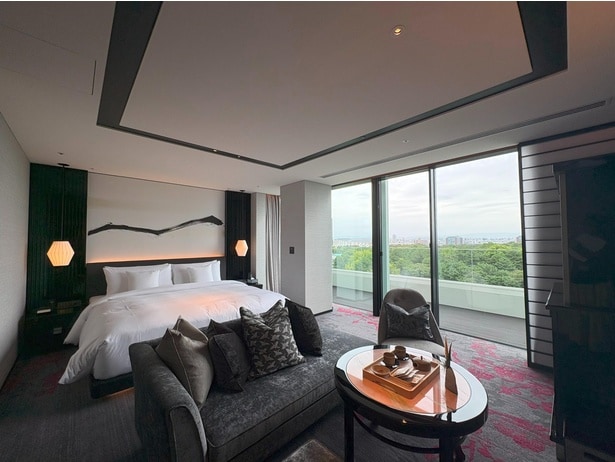 デラックスの一例。朱や弁柄が温かな雰囲気を演出する