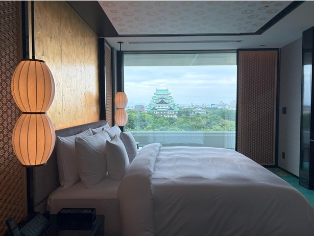 ベッドルームから名古屋城天守閣を望む