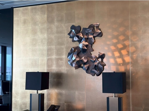 壁面のアートは、名古屋城の堀に生息する藻をイメージ