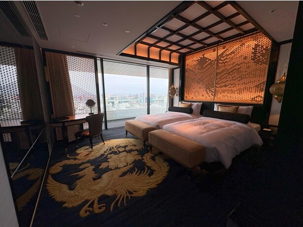 ベッドルームにも鳳凰を大きくデザインしている