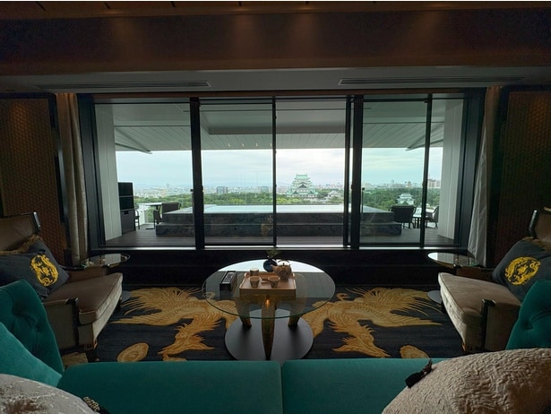 写真はプレジデンシャルスイートの一室で、鳳凰スイートと呼ばれている。リビングはキャッスルビュー