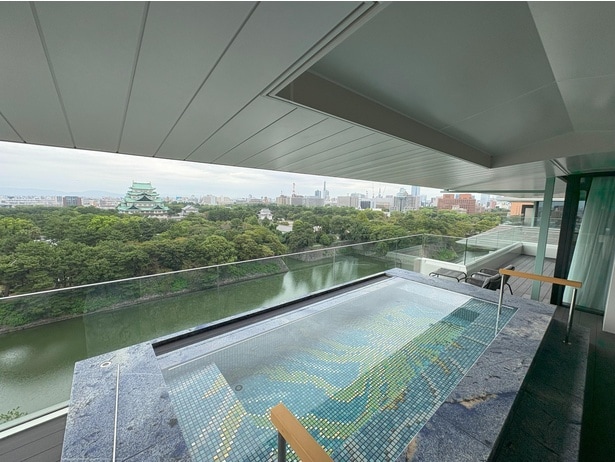 バルコニーには、名古屋城天守閣を望むプライベートプール！