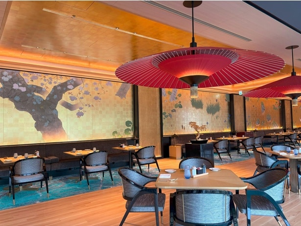 豪華絢爛なアートウォールは見もの！