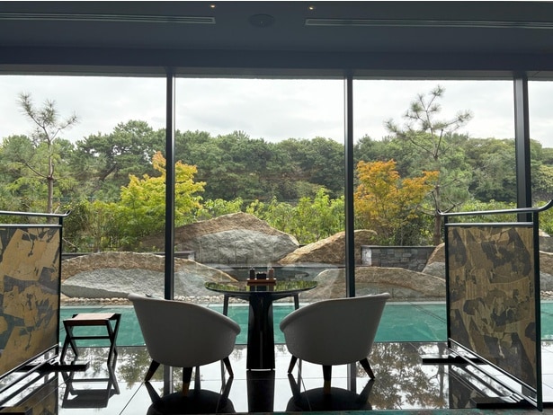 坪庭に面した席は、落ち着いた雰囲気