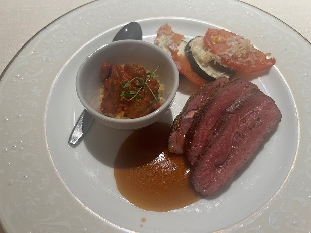 「羊ランプ肉の香草風味ロースト温野菜添え」