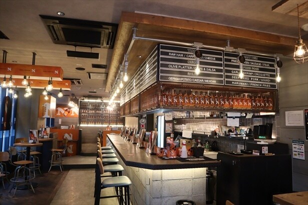 コラボ中の浜松町ハイボールバー。カウンター上にはニッカ フロンティアのボトルがずらり