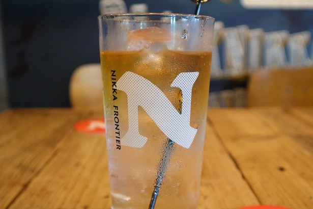 炭酸水に浮かんだウイスキーのセパレートが目にも美しい