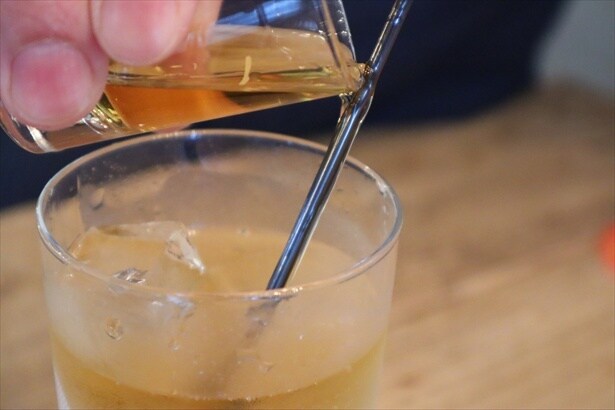 ショットグラスから注いで自分でハイボールを完成させる