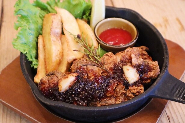 「鶏もも肉のグリル ～ニッカ フロンティアソース添え～」(1089円)