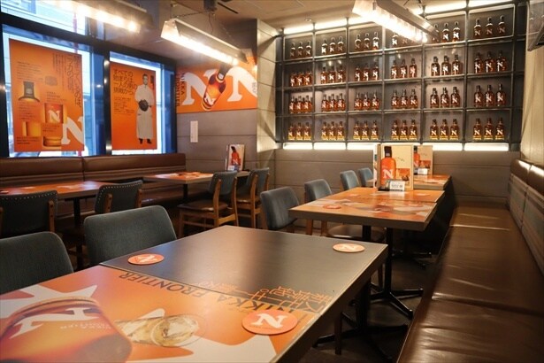 オレンジを基調にした装飾が随所に施されている