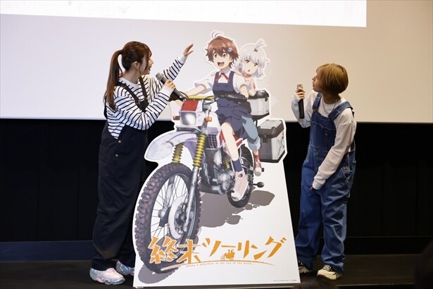 【写真】ヨーコとアイリが乗るセローの描き下ろしイラストパネルも登場