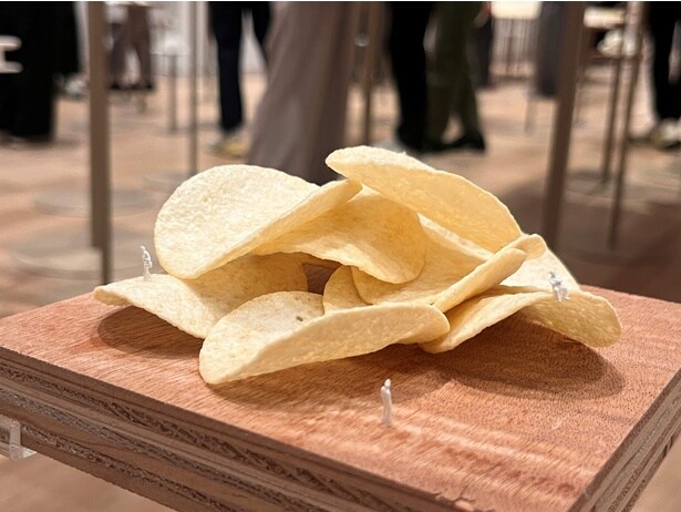 ゆるくカーブしたポテトチップスが積み重なっている。その隣には…