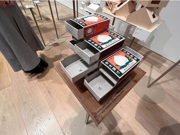 積み上げられたマッチ箱。その隣には…