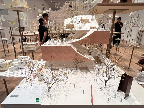 《クンストハレ・ビーレフェルト別館》ドイツ・2023年(構想)。地形の起伏を利用して、建築とランドスケープが一体となるようデザインされたもので、曲線が美しい