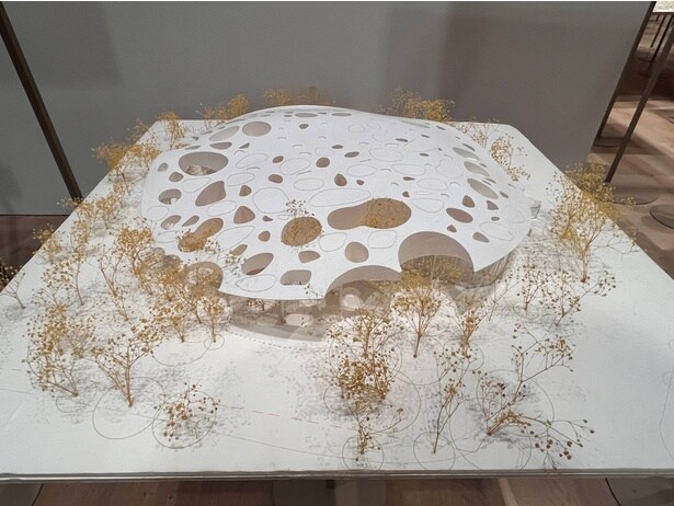 《ハンガリー音楽の家》ハンガリー/ブタペスト・2021年。ブダペストのヴァーロシュリゲト公園内にある複合的な音楽施設で、音の振動を“音波”として視覚化したユニークな建築デザインが特徴