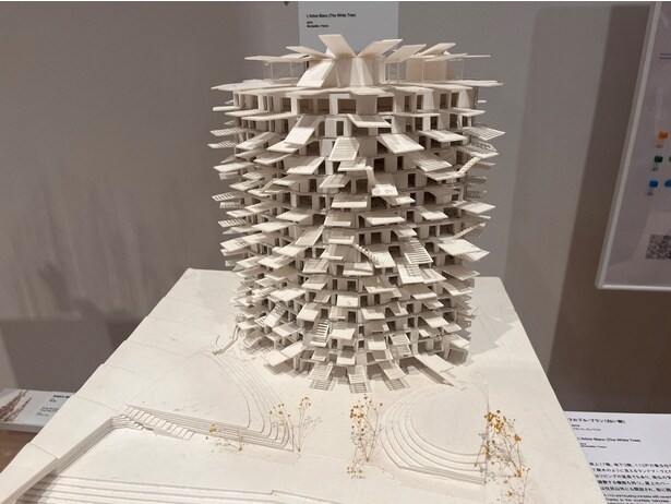 《ラルブル・ブラン(白い樹)》フランス/モンペリエ・2019年。地上17階、地下3階、113戸の集合住宅。無数のバルコニーによって樹木のように見えることでランドマークとなった