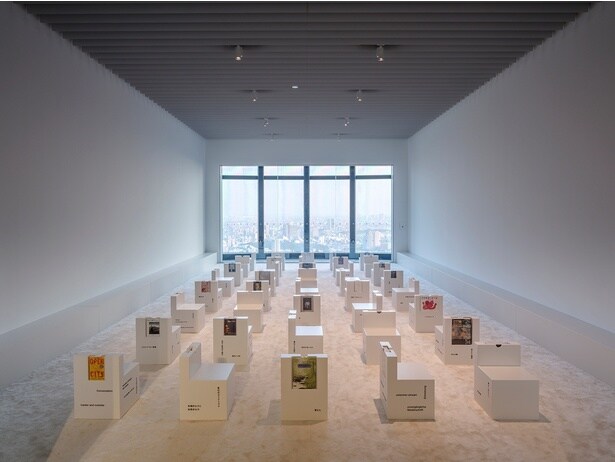 「セクション3：あわいの図書室」。藤本建築の世界観から着想を得て、ブック・ディレクターの幅允孝(はば・よしたか)さんがキュレーションしたブックラウンジ