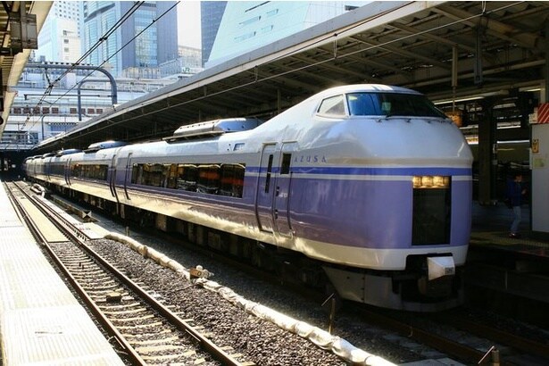 新宿から特急あずさで約90分で最寄駅のひとつ、JR甲府駅まで。試飲するなら電車がベスト