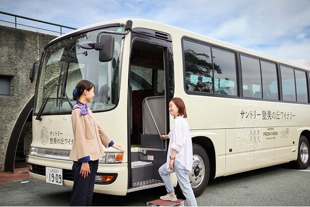 およそ150ヘクタールと、とにかく広い敷地内はバスで移動する