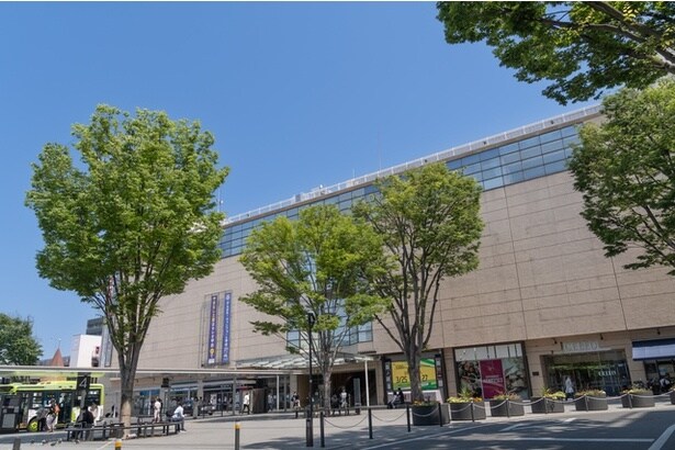 JR甲府駅の南口からワイナリーまで無料シャトルバスが運行されている