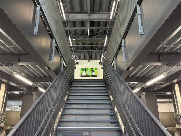 建物は3階建。階段を上ると、サーマルタンクの頭が見える