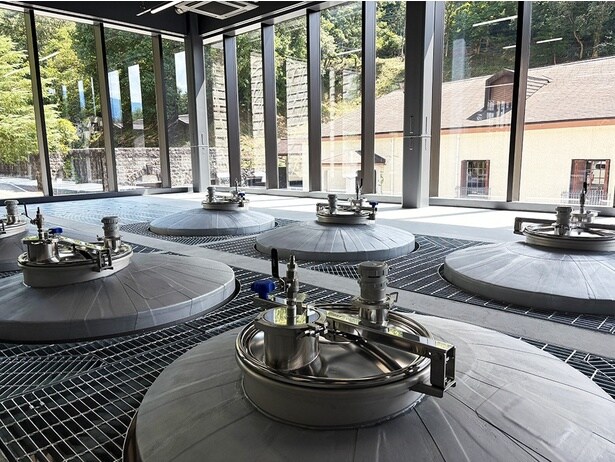 全面窓で、明るい3階。窓の外には熟成庫が見える