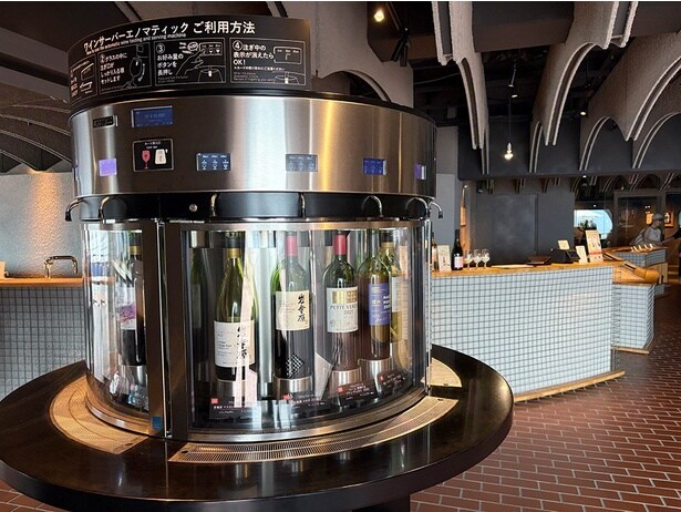 店内のワインサーバーで、有料テイスティングができる。いろいろ試して気になる銘柄を見つけてみて