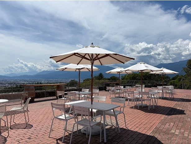 ワインショップ前の富士見テラスでもテイスティングOK