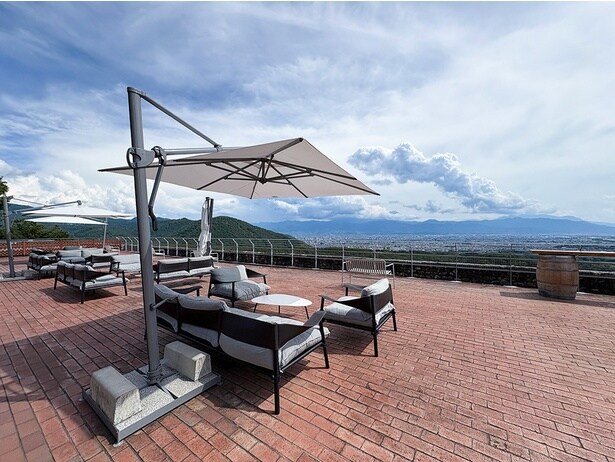 テラスにはソファ席も