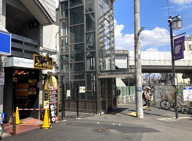 下北沢駅東口を出て、徒歩20秒ほどで行ける好立地