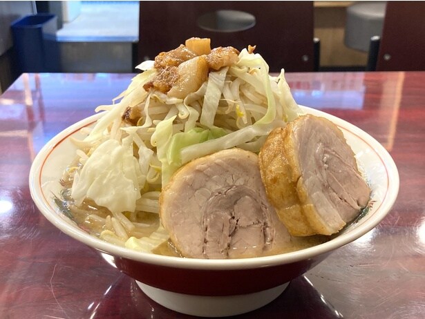 「小らーめん」(980円)。野菜、アブラはともに「マシ」でオーダー