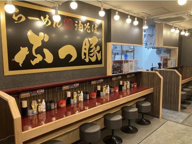 カウンター、テーブルを用意。土地柄もあり、学生やアーティストなどの利用が多い