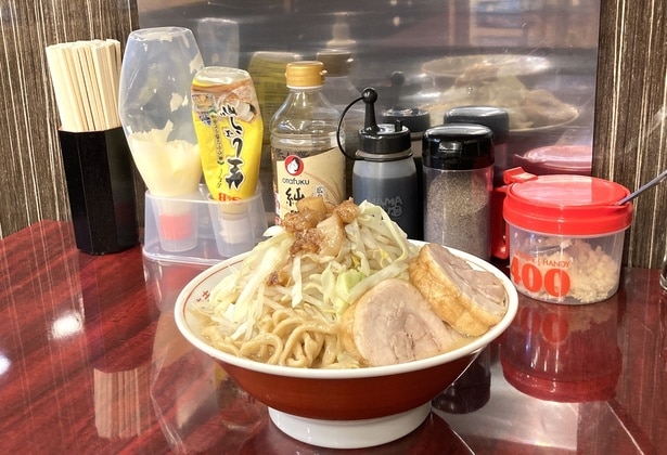 卓上のトッピング。マヨネーズ、ショウガ、酢、カエシ、コショウ、刻みニンニクの全6種類