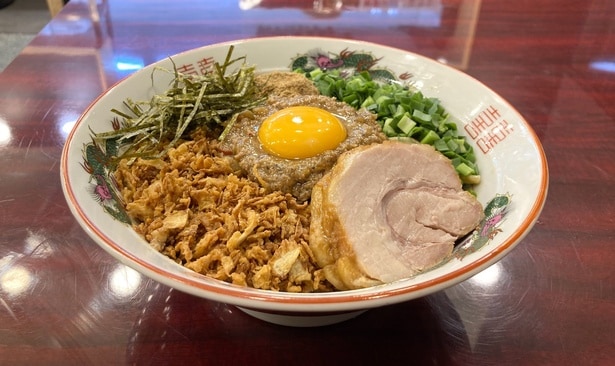 「台湾油そば」(小1080円)。各メニューに「魚っ豚」「辛っ豚」(各100円)の追加トッピングも可能