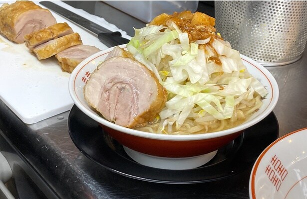 【写真】食券を渡す際に「野菜」「アブラ」の量をオーダーする