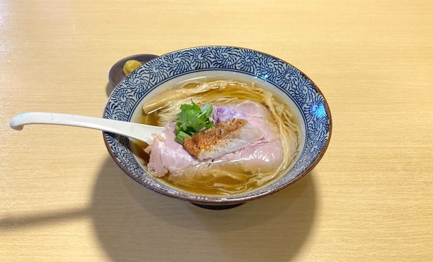 「金目鯛中華そば」(890円)。別皿の柚子胡椒でさわやかに味変できる