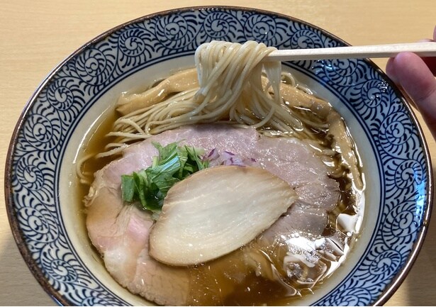 「上州地鶏あっさり淡麗 中華そば」(850円)。地鶏と蛤スープに背脂のコクを効かせた「上州地鶏こってり背脂 中華そば」(850円)もある