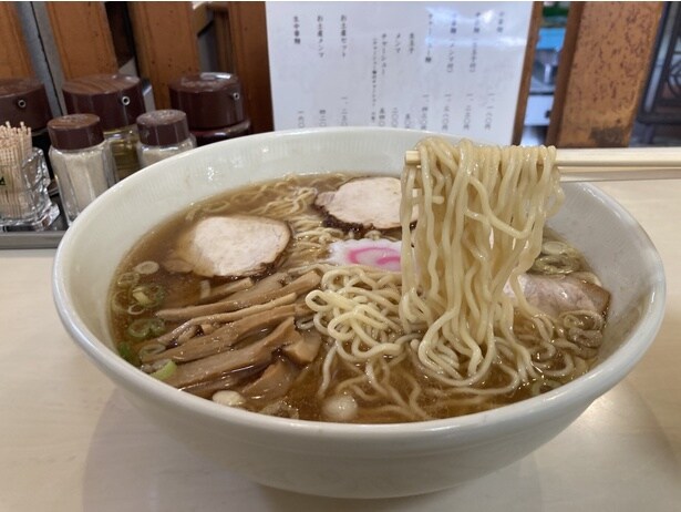 「中華麺」(1180円)。スープには大量の素材を煮込み、味の厚み、深いコクを出す