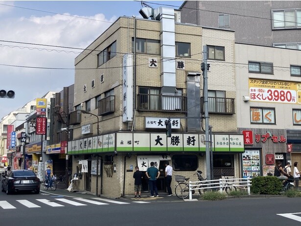 営業中はほぼ満席状態。行列の絶えない人気店として広く知られた存在