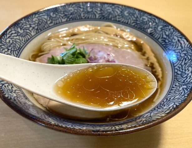 地鶏の旨味が溶け込んだ輝くスープ。注文時に味の濃さ(濃いめ、薄め)が選べる