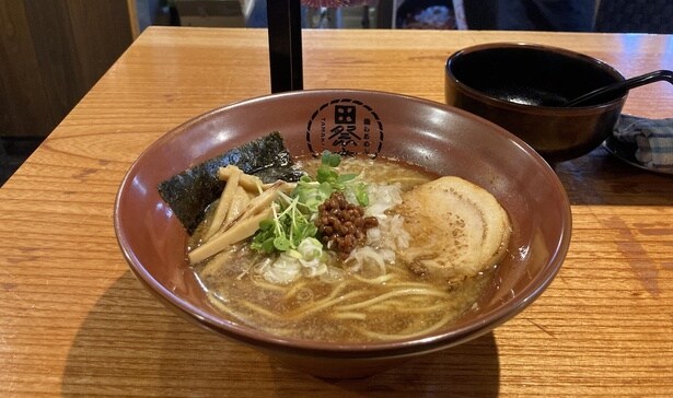 「田祭木らぁめん」(1200円)。スープは2段階抽出でより深い風味を出す