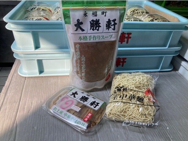 「おみやげラーメンセット」(1セット1230円)。店頭や公式オンラインショップで購入できる