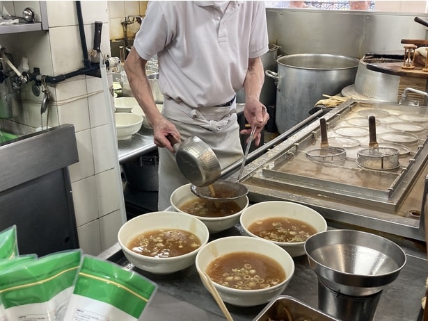 ほぼ満席なので厨房も常にフル稼働で、「中華麺」を作り続ける