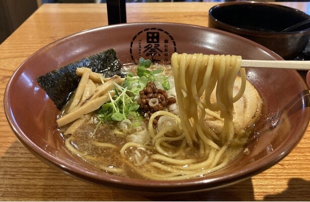 コシのある中太麺を採用。スープは最後の一滴まで飲み干せるほど淡麗