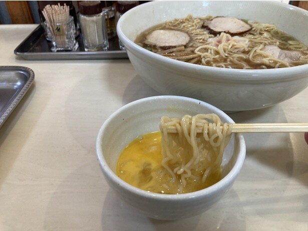 麺を生卵に絡めてすき焼き風に！スープをレンゲ2杯分、生卵1個、ラー油を少々、酢は小鉢1周分で特製のつけ汁が作れる