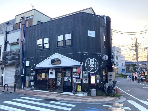 三鷹台駅北口を出るとすぐ。徒歩10秒ほどで行け、アクセスは抜群