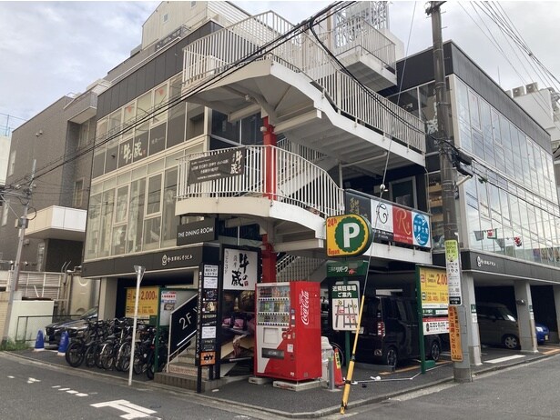 吉祥寺駅から徒歩約2分。「ドン・キホーテ」裏の第2吉祥寺じぞうビルの2階に店を構える